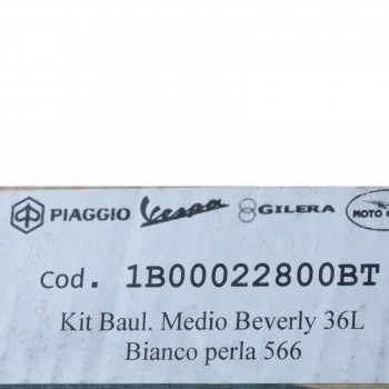 Baul 36L Piaggio Beverly Blanco Perla 566 respaldo negro