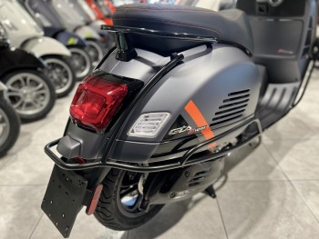 Proteccion perimetral trasera (defensas) Vespa GTS desde 2022 negra